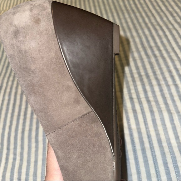 CLARKS Bassett Mine Leather Suede Slip On Wedge Pump Sz 9.5 Taupe - Picture 11 of 14